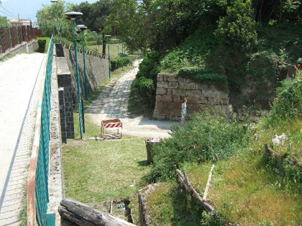 Porta di Sarno, Pompeii, on right. May 2006. Looking south across gate and along city walls to south-east.