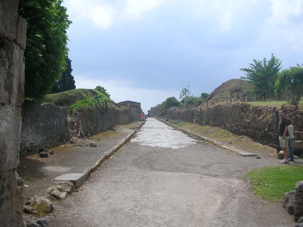 Via dell’Abbondanza, Pompeii. May 2010.
Looking west from Sarno Gate, with II.5 on left, and III.7 on right. Photo courtesy of Ivo van der Graaff.