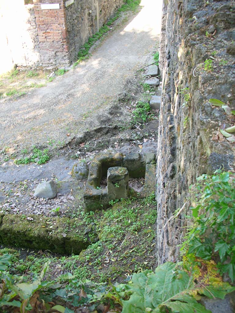 Porta Stabia, Pompeii. May 2010.
Looking east from upper west side, towards fountain on north side of gate. Photo courtesy of Ivo van der Graaff.