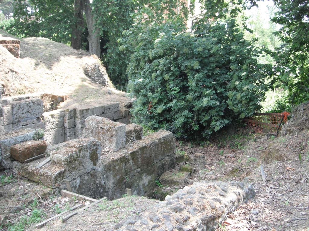 Porta Stabia, Pompeii. May 2011.
Upper west side of gate, looking south-east, continuation from above photo. Photo courtesy of Ivo van der Graaff.