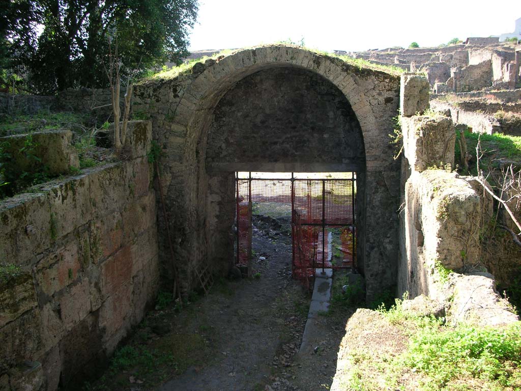 Porta Stabia, Pompeii. May 2010. Looking north through gate from upper east side. Photo courtesy of Ivo van der Graaff.