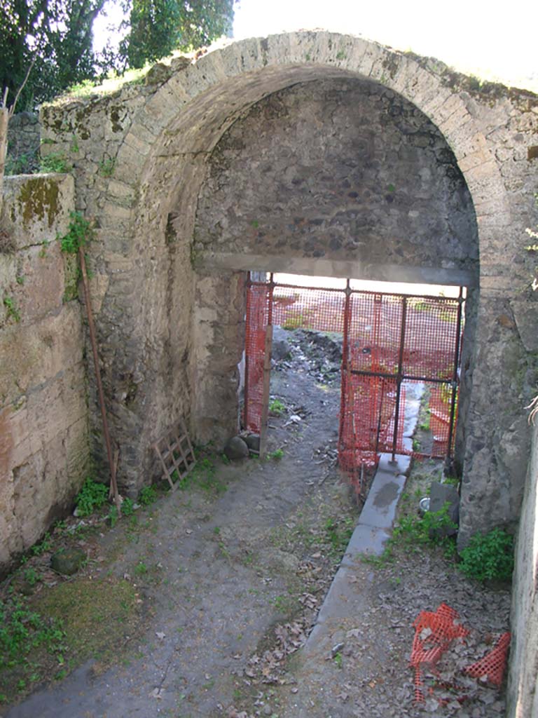 Porta Stabia, Pompeii. May 2010.
Looking towards south side of vaulted gate at north end. Photo courtesy of Ivo van der Graaff.