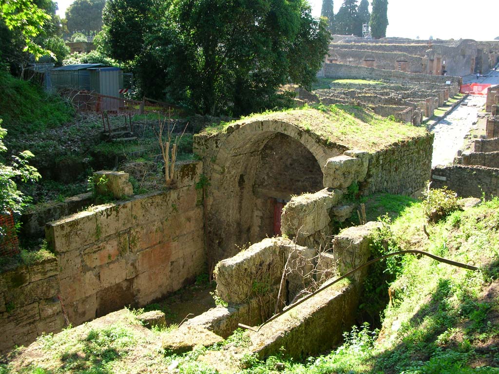 Porta Stabia, Pompeii. May 2010.
Looking north-west from upper exterior east side of gate, with Via Stabiana, on right, and VIII.7. Photo courtesy of Ivo van der Graaff.