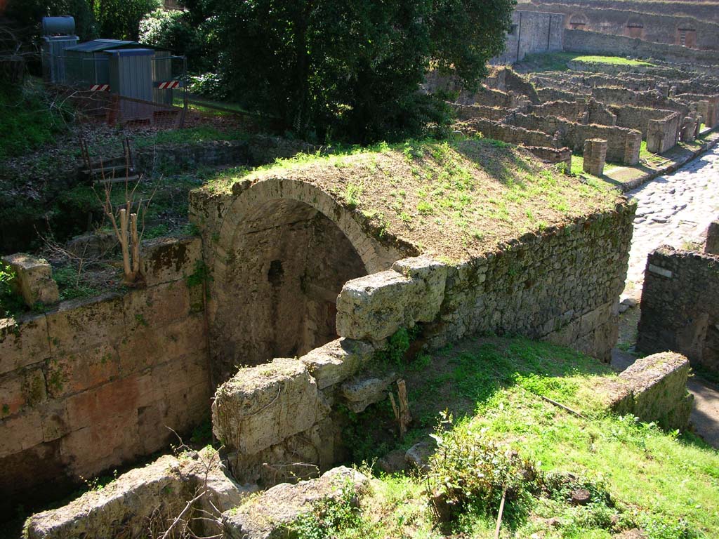Porta Stabia, Pompeii. May 2010.
Looking north-west towards upper vault of gate, from upper east side. Photo courtesy of Ivo van der Graaff.