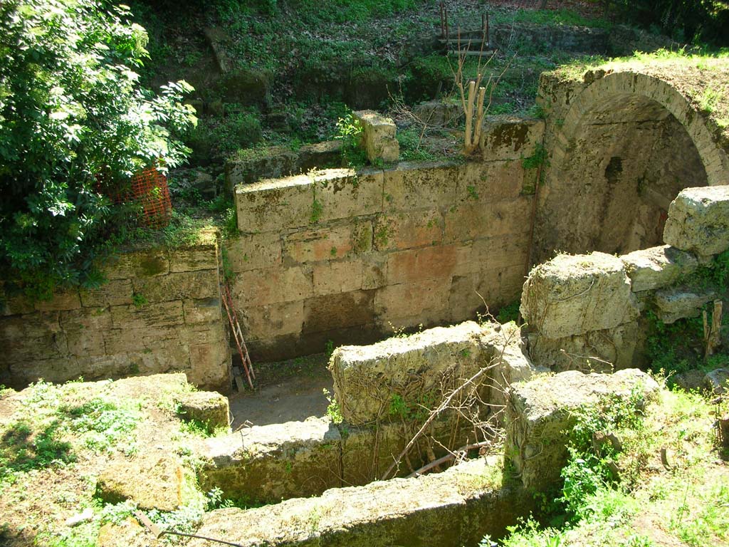 Porta Stabia, Pompeii. May 2010.
Looking west from upper exterior east side of gate, continuation from above photo. Photo courtesy of Ivo van der Graaff.