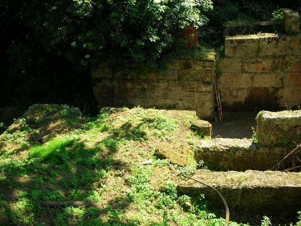 Porta Stabia, Pompeii. May 2010.
Looking west from upper exterior east side of gate in south-east corner, continuation from above photo. Photo courtesy of Ivo van der Graaff.