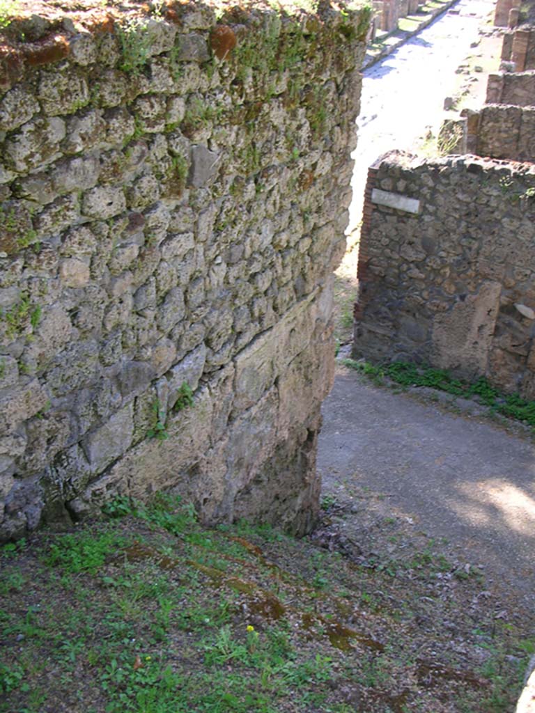 Porta Stabia, Pompeii. May 2010.
Upper exterior east side and north-east corner, looking north-west down area of steps. Photo courtesy of Ivo van der Graaff.