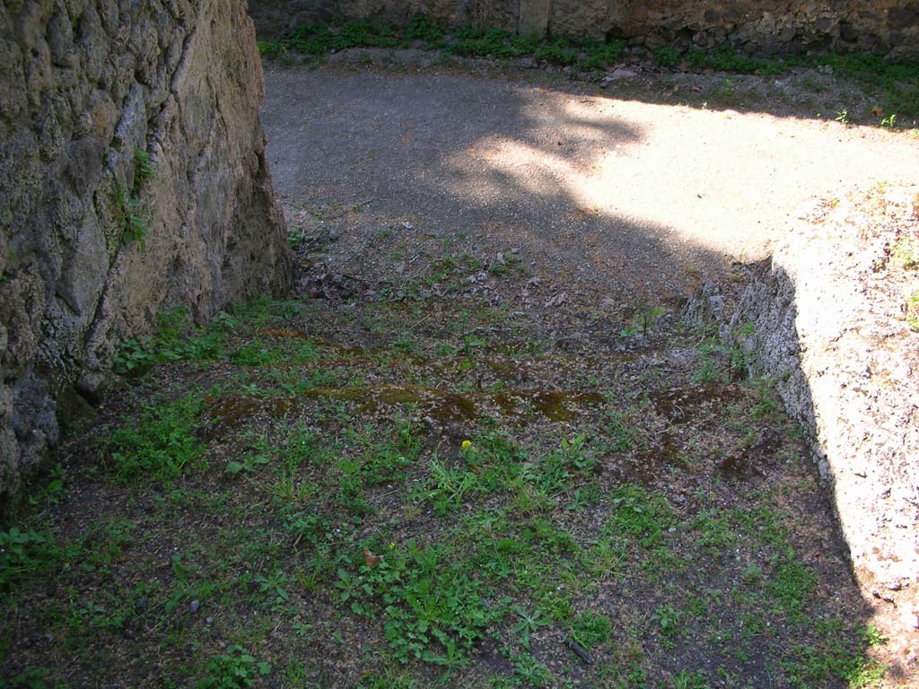 Porta Stabia, Pompeii. May 2010. Upper east side, looking north down area of steps. Photo courtesy of Ivo van der Graaff.