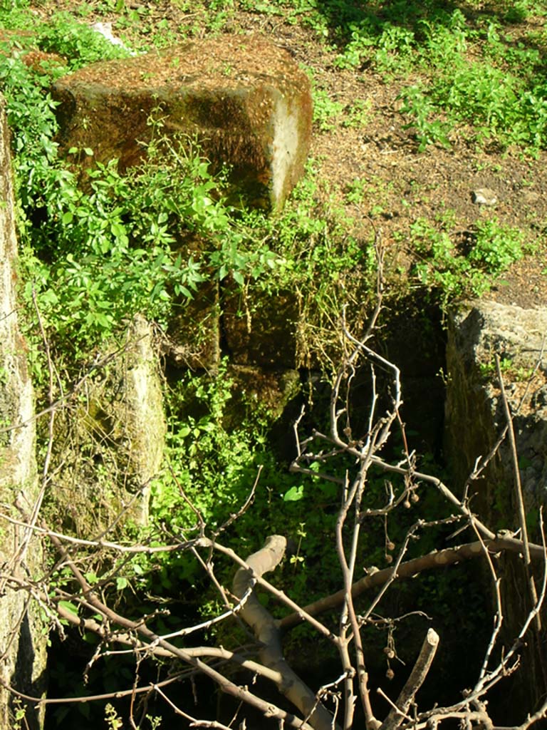 Porta Stabia, Pompeii. May 2010.
Looking south along upper east side of gate, detail. Photo courtesy of Ivo van der Graaff.