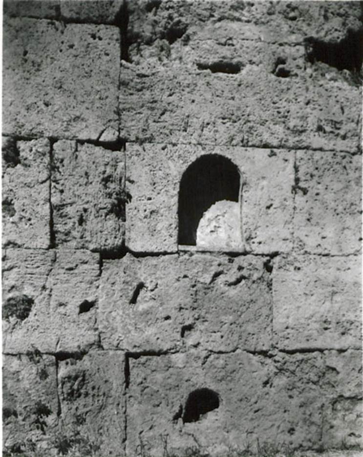 Pompeii Stabian Gate. Photograph c. 1936 by Tatiana Warscher. Two niches on east side.
According to Warscher the niche was originally covered in plaster. It had the graffito PATRIA in large letters, another name for Minerva. See Warscher T., 1936. Codex Topographicus Pompeianus Regio I.1, I.5. Rome:DAIR. No. 9.