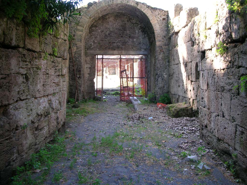 Porta Stabia, Pompeii. May 2010. Looking north through gate, with bastion walls, on left and right. Photo courtesy of Ivo van der Graaff.
According to Van der Graaff –
“The bastions, composed of solid horizontal ashlar masonry, indicated the most powerful exterior line of the fortifications (see Fig. 3.3).
This must have been a formidable sight. The roadway that first passed through the gate sat a metre lower than today, thereby imparting a tall cavernous appearance to the gate (Note 38). Two closing mechanisms recovered on either side of the gate probably belonged to a double-leafed door closing both thresholds (Note 39). The twin gateways on either end functioned to further mark the entry and exit into the passageway.”
See Van der Graaff, I. (2018). The Fortifications of Pompeii and Ancient Italy. Routledge, (p.53).