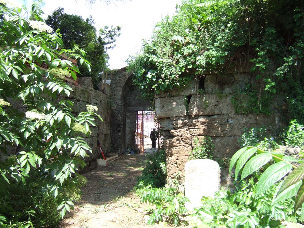 Pompeii Stabian Gate. May 2006. South-east side. Looking north to Cippus of L. Avianius Flaccus and Q. Spedius Firmus.