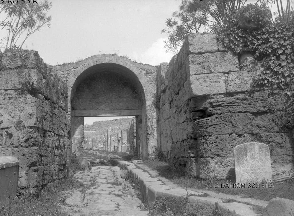 Porta Stabia, Pompeii. 1932. Looking north through the gate.
Photo by Erich Pernice.
DAIR 32.1312. Photo © Deutsches Archäologisches Institut, Abteilung Rom, Arkiv.
Photo courtesy of Ivo van der Graaff.