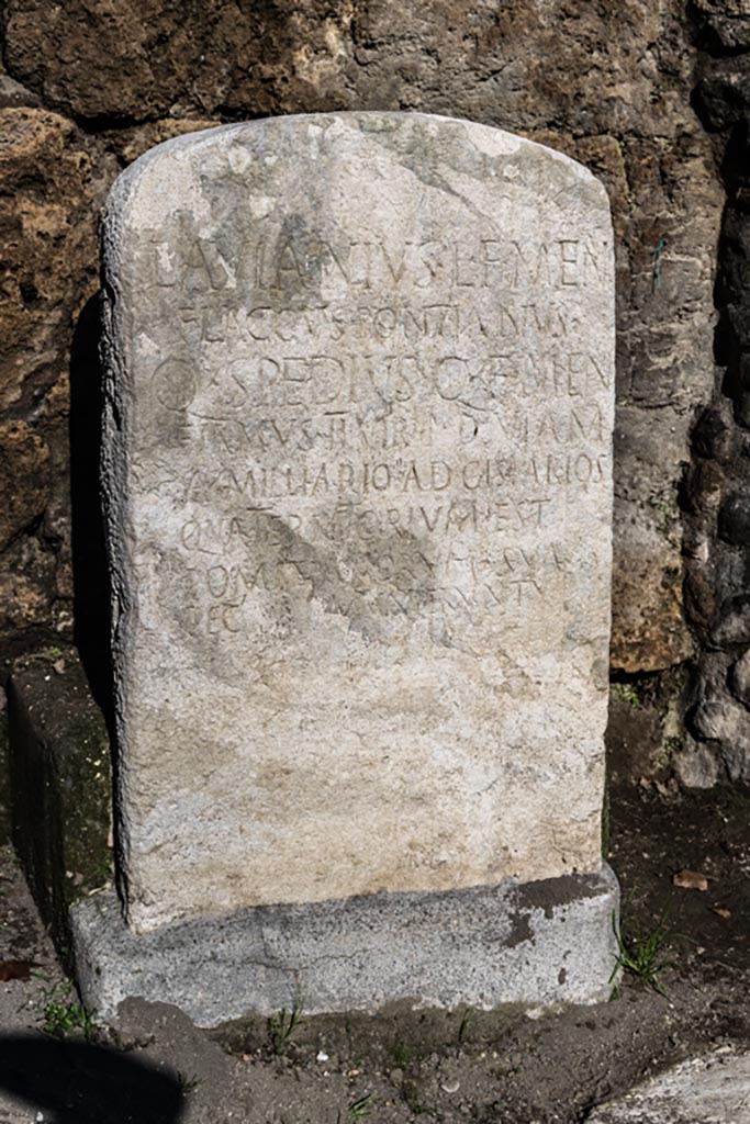 Porta Stabia, Pompeii. January 2023.
Looking towards Cippus of L. Avianius Flaccus and Q. Spedius Firmus on south side of gate.
Photo courtesy of Johannes Eber.
