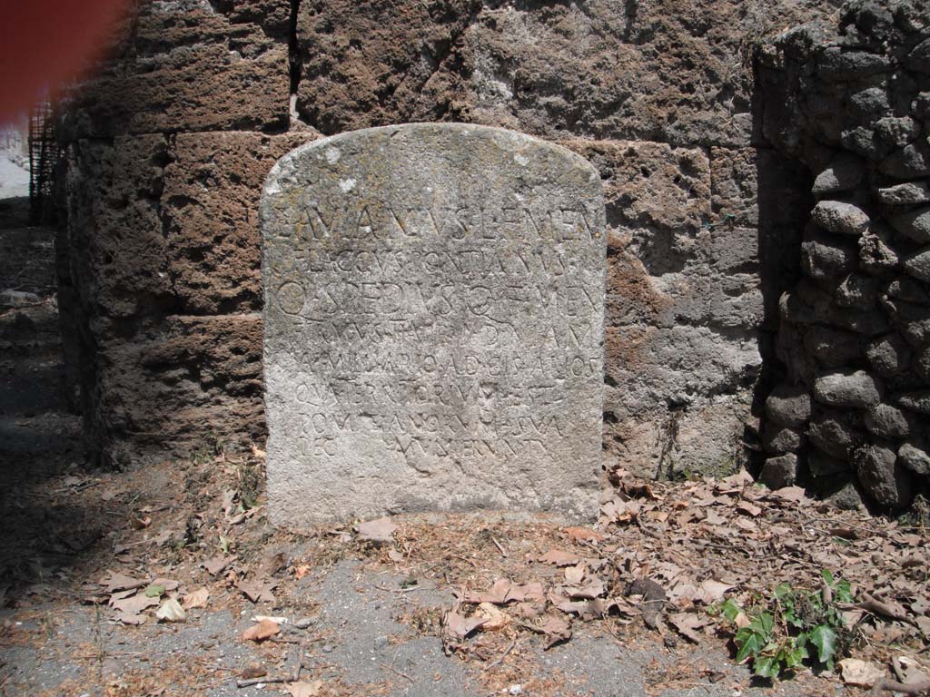 Porta Stabia, Pompeii. May 2011.
Cippus of L. Avianius Flaccus and Q. Spedius Firmus against south wall on east side. Photo courtesy of Ivo van der Graaff.