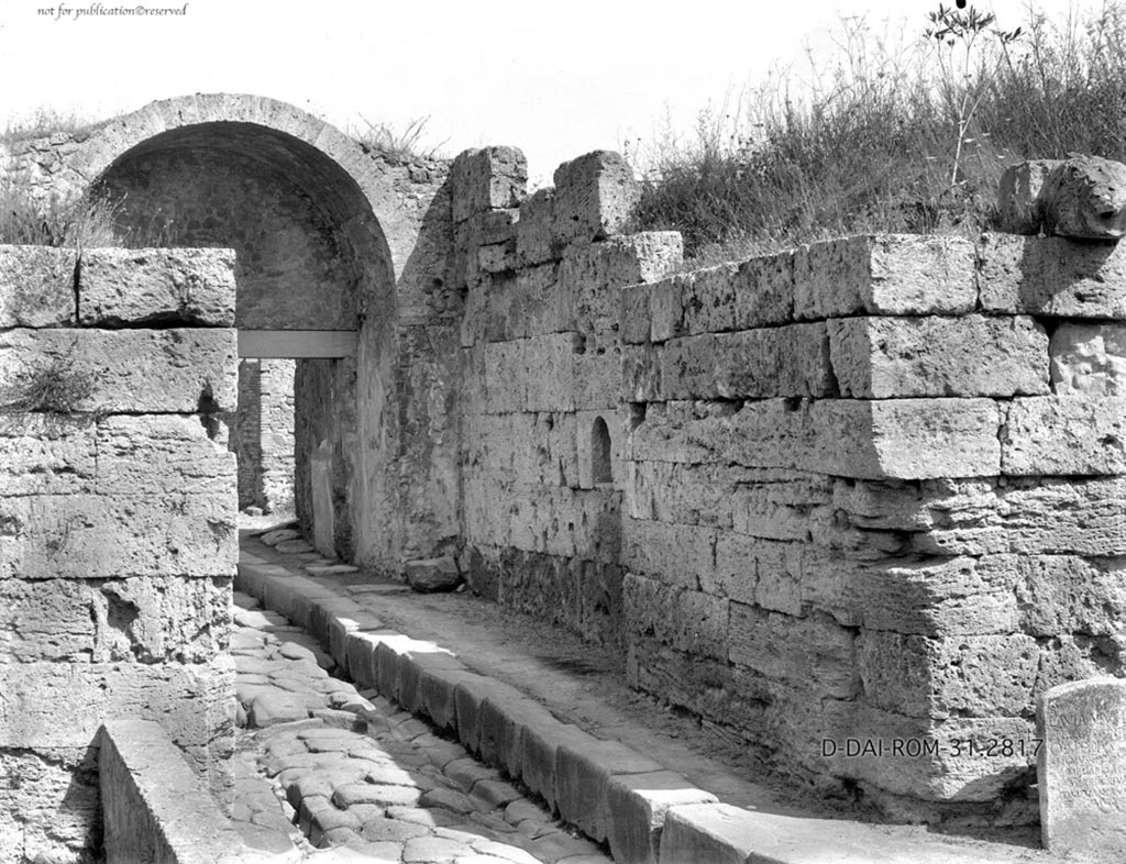 Porta Stabia. 1931. Lion spout on right hand side. View from west.
Photo by Hofmann.
DAIR 31.2817. Photo © Deutsches Archäologisches Institut, Abteilung Rom, Arkiv.