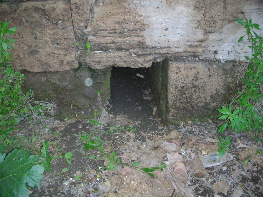 Porta Stabia, Pompeii. May 2010. South side of city walls on west side of gate, detail of drain. Photo courtesy of Ivo van der Graaff.