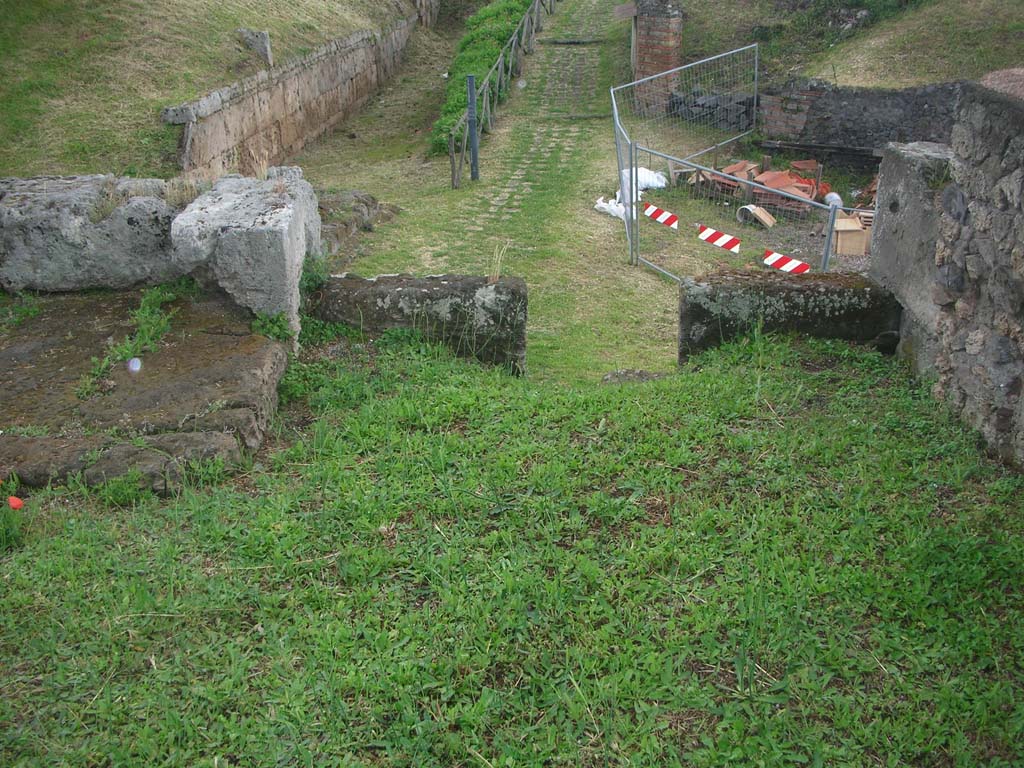Vesuvian Gate Pompeii. May 2010.
Looking east towards upper west wall of gate, near Castellum Aquae, on right. Photo courtesy of Ivo van der Graaff.