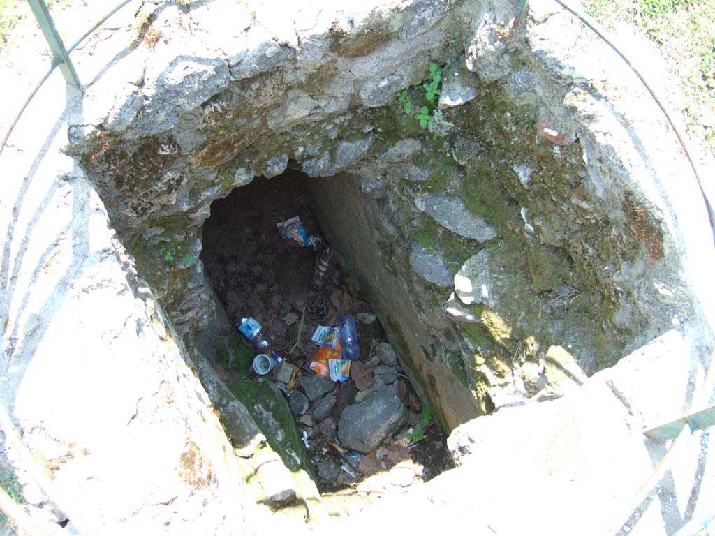 Vesuvian Gate Pompeii. May 2006. Channel leading to water tower on north side of gate.
According to Van der Graaff –
“The Porta Vesuvio witnessed extensive changes when it became the designated site for the arrival of an aqueduct……………………….
The water castellum (distribution tank) on the west flank of the gate is the terminus of a branch of the Serino aqueduct built by Augustus to supply the Roman naval base at Misenum around 35BCE (Note 73), (see Fig. 3.4).
With aqueducts driven by gravity, the Porta Vesuvio lent itself naturally to the task as the highest point in the city.”
See Van der Graaff, I. (2018). The Fortifications of Pompeii and Ancient Italy. Routledge, (p.127-128, Note 73 and Fig. 3.4)
(Note - For information on Castellum Aquae, see Fountains, on this site, VI.15.00).