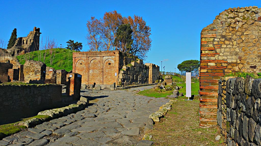 Pompeii Porta del Vesuvio and Castellum Aquae. December 2019.
Looking north from Via del Vesuvio. Photo courtesy of Giuseppe Ciaramella.