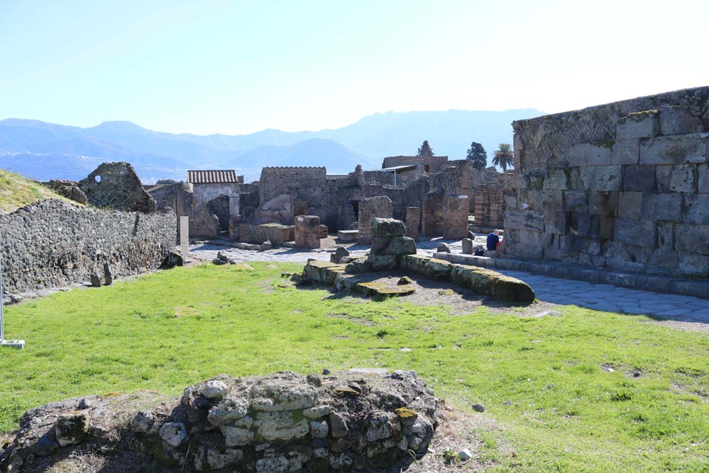 Pompeii Porta del Vesuvio, on right. December 2018.
Looking south-west from north side of the Vesuvian Gate, towards Via del Vesuvio, centre left. Photo courtesy of Aude Durand.