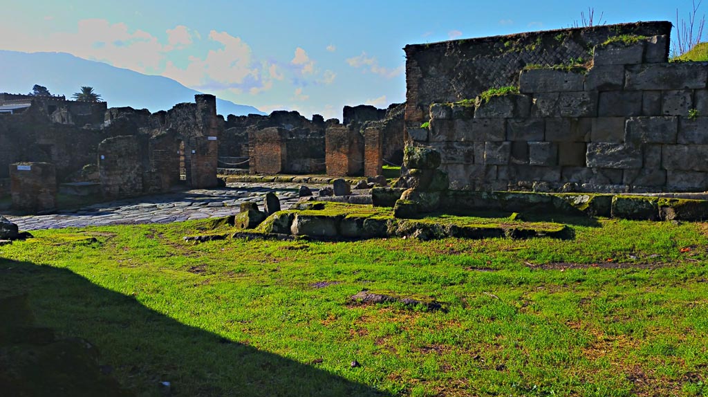 Vesuvian Gate, Pompeii. December 2019.
Looking towards south end of Gate and junction of Via del Vesuvio and Vicolo dei Vettii. Photo courtesy of Giuseppe Ciaramella.