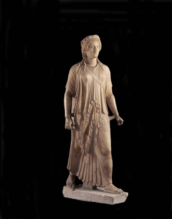 VII.6.3 Pompeii. Statue of Diana found in July 1760 on the base (r) of the Temple Lararium shrine in viridarium 18. PAH I, 1, 114 records – the marble statue, that shows Diana that came from the Masseria Irace, has been removed . add.140, 19th July “the marble and painted statuette of Diana, has come from the excavations of the Masseria di Irace”
Now in Naples Archaeological Museum. Inventory number: 6008. See Pagano, M. and Prisciandaro, R., 2006. Studio sulle provenienze degli oggetti rinvenuti negli scavi borbonici del regno di Napoli. Naples : Nicola Longobardi. (p.35).
