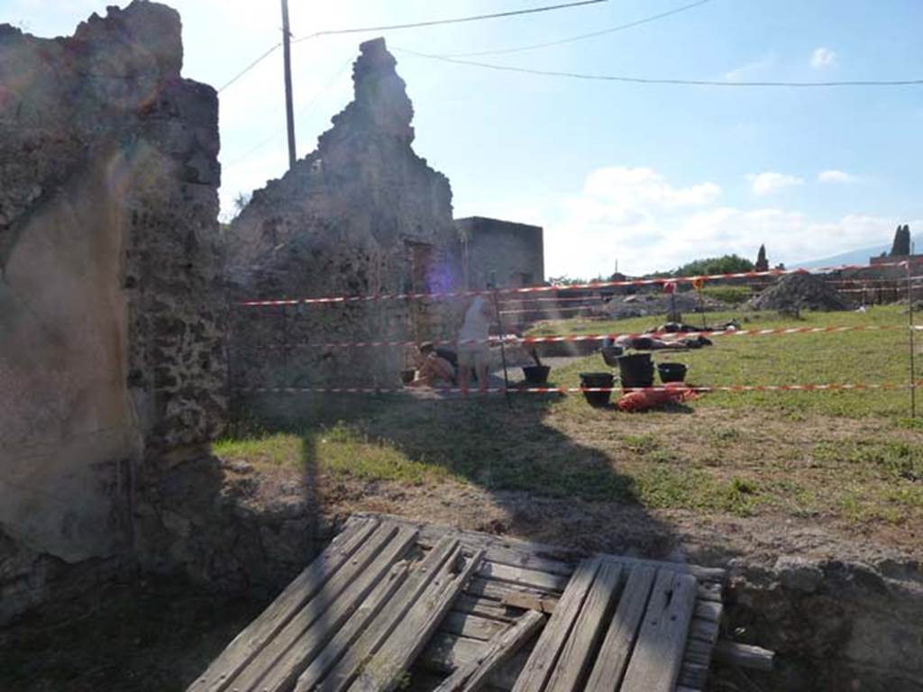 VII.6.28 Pompeii. June 2012.
Looking north-west from rear of tablinum towards remains of west wall of peristyle.