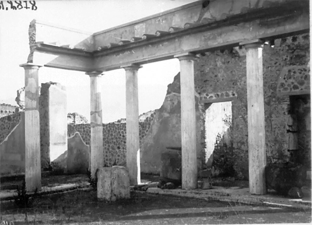VII.6.28 Pompeii. 1931. South-west corner of the peristyle.
DAIR 31.2878. Photo © Deutsches Archäologisches Institut, Abteilung Rom, Arkiv.