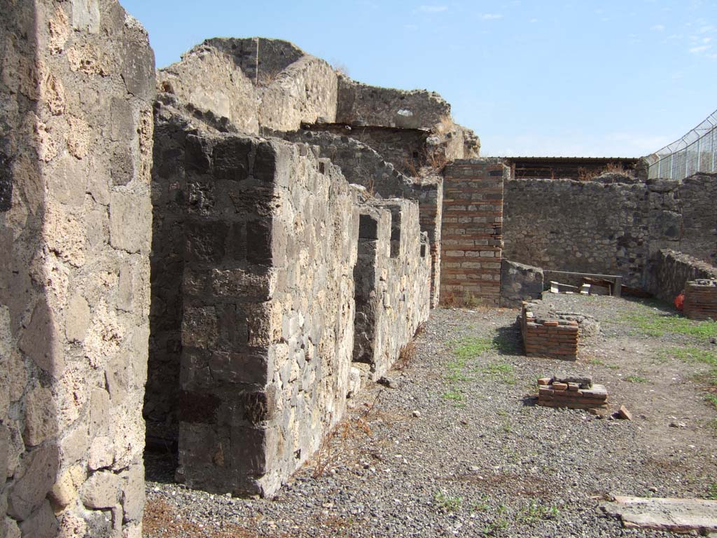 VII.7.16 Pompeii. September 2005. North side of peristyle garden, from entrance.
According to Boyce, in the north wall of the central peristyle-like room was a rectangular niche (h. uncertain, w.0.36, d.0.22, h. above floor 1.18),
on the back wall of which was a graffito, interpreted by Fiorelli as -
PROPI(tios)
See CIL IV 4786.
See Fiorelli, Descrizione, 247
See Boyce G. K., 1937. Corpus of the Lararia of Pompeii. Rome: MAAR 14. (p.68, no.299).