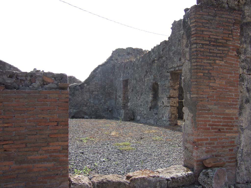 VII.7.19 Pompeii. September 2005.
West side of atrium, with arched niche (h.0.92, w.0.55, d.0.20, h. above floor 0.55), on south side of kitchen doorway.
According to Eschebach, on the right were three doorways. In the centre would have been the doorway to the kitchen, between those of cubicula.
See Eschebach, L., 1993. Gebäudeverzeichnis und Stadtplan der antiken Stadt Pompeji. Köln: Böhlau. (p.302)