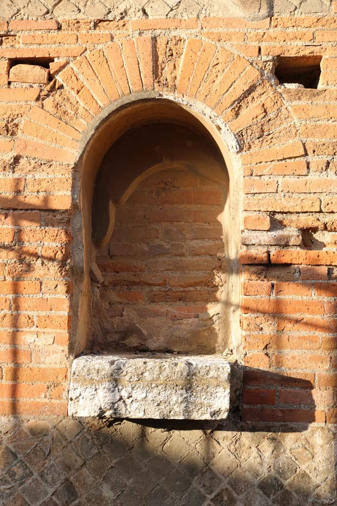 VII.9.42 Pompeii. December 2018.
Detail of niche in south-east corner. Photo courtesy of Aude Durand.