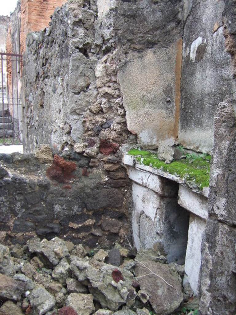 VII.9.47 Pompeii. December 2005. Room 10, sacellum.
According to PPM, a masonry altar was built in a recess against the east wall supported by two massive pillars which were painted in black:
the middle zone of the wall painted above, was in yellow.
See Pompei: Pitture e Mosaici, Vol. VII parte 1, Roma: Istituto della enciclopedia italiana, (p.364)