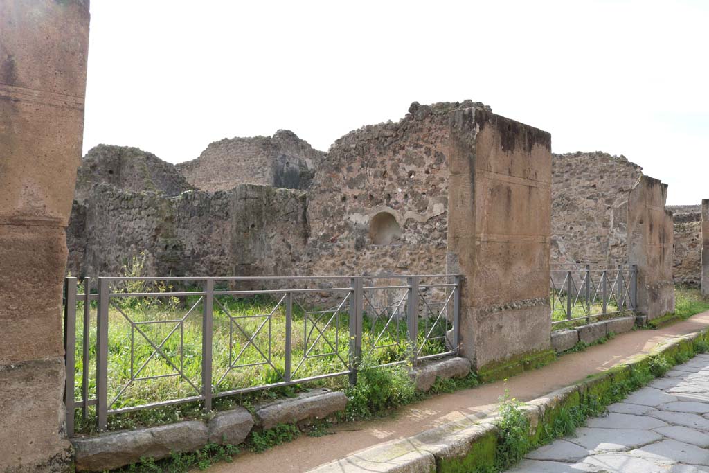 VII.12.12, Pompeii. December 2018.
Looking south-west from Via degli Augustali towards entrance doorway. Photo courtesy of Aude Durand.