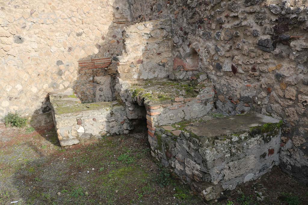 VII.13.7, Pompeii. December 2018.
North-east corner of the dwelling, with lararium niche above hearth and masonry water basin in the corner. Photo courtesy of Aude Durand.