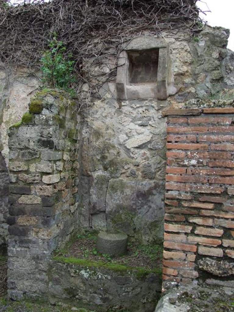 VII.14.5 Pompeii. March 2009. Room 18, South wall of kitchen, with Niche in alcove next to Oven.