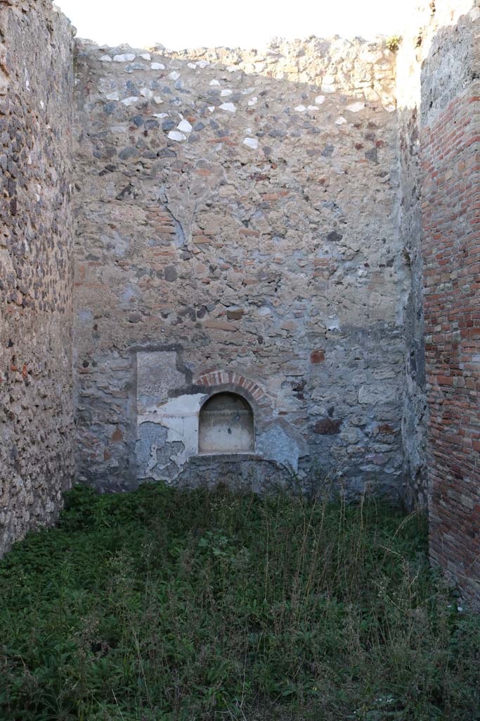 VII.15.8, Pompeii. December 2018.
North wall of garden area, with niche. Photo courtesy of Aude Durand.