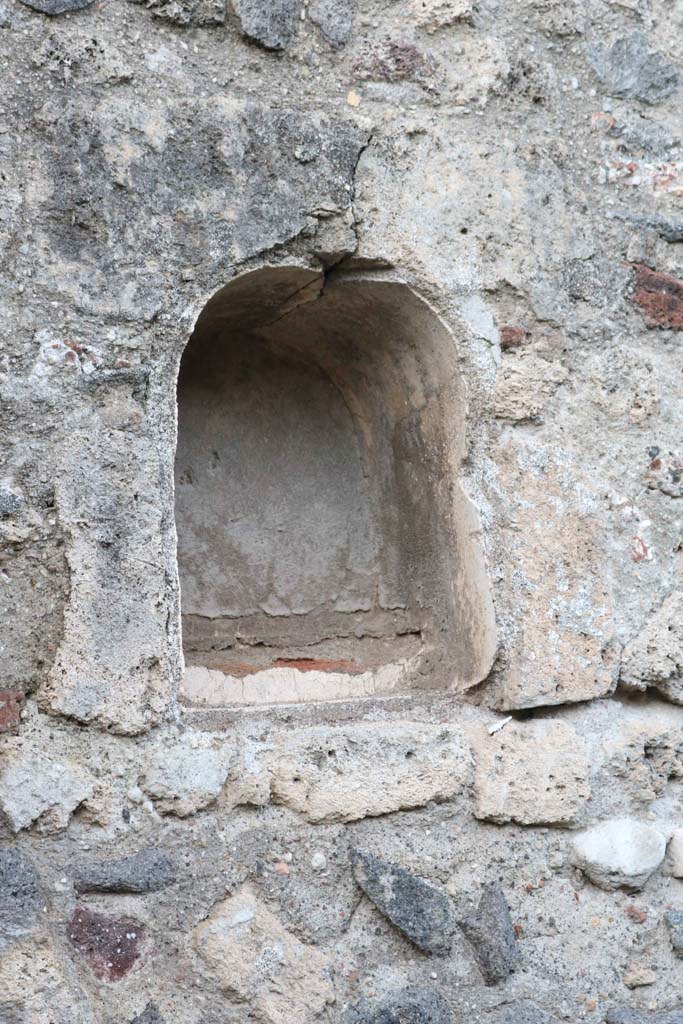 VII.16.7 Pompeii. December 2018.
Niche set into west wall at south end with low step. Photo courtesy of Aude Durand.