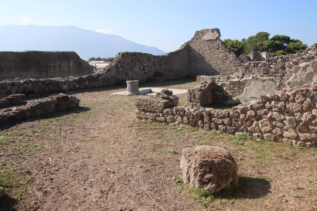 VII.16.10 Pompeii. September 2017. Looking south-west across atrium from VII.16.11. Photo courtesy of Klaus Heese.
According to Boyce, in a room to the south side of the house was a square niche.
Its inside walls were coated with white stucco, “forse per uso di santuario o edicola”, according to the report.
He gave the reference PAH, II, 494, (Feb. 27, 1851)
See Boyce G. K., 1937. Corpus of the Lararia of Pompeii. Rome: MAAR 14. (p.73, no.338)
See Fiorelli G., 1862. Pompeianarum antiquitatum historia, Vol. 2: 1819 - 1860, Naples, p. 494, (Feb. 27, 1851).