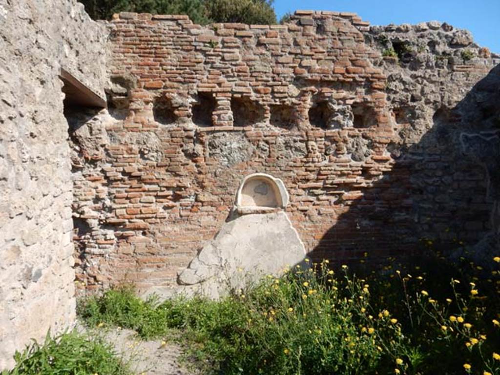 VIII.3.14 Pompeii. May 2016.
North wall of kitchen area with niche, above which the holes for support beams of the upper floor can be seen. Photo courtesy of Buzz Ferebee.