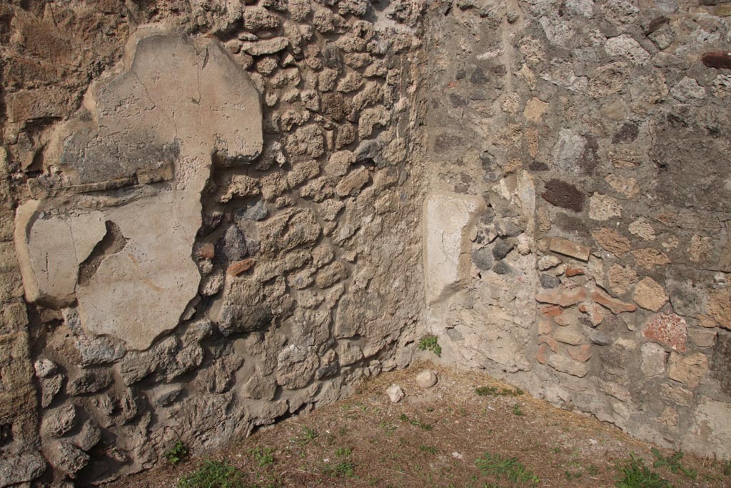 VIII.6.3 Pompeii. October 2023.
Room (b), north-west corner, with remains of lararium painting on west wall, with tile to hold offerings built into wall, on left.
Photo courtesy of Klaus Heese.