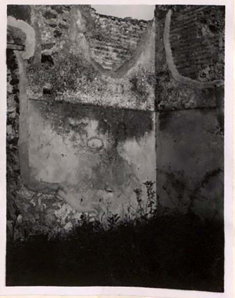 IX.1.4 Pompeii. Pre-1943.
According to Warscher, this is a photo of the east wall with panel (h. about 0.80 x w. 1.80) of special stucco with two painted red serpents.
See Warscher, T. Codex Topographicus Pompeianus, IX.1. (1943), Swedish Institute, Rome. (no.17), p. 32.