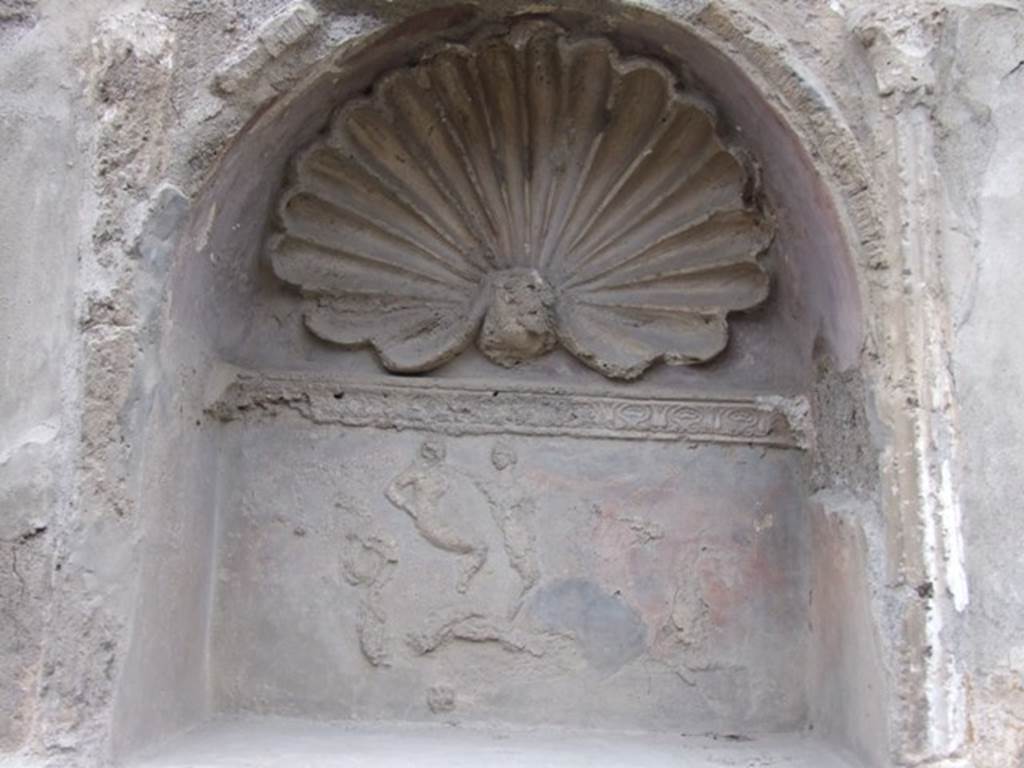 IX.1.7 Pompeii. December 2007. Detail of niche with stucco of a shell and figures. According to Giacobello, the stucco figures are of Aphrodite and Eros on a seahorse. See Giacobello, F., 2008. Larari Pompeiani: Iconografia e culto dei Lari in ambito domestico. Milano: LED Edizioni. (p.247).