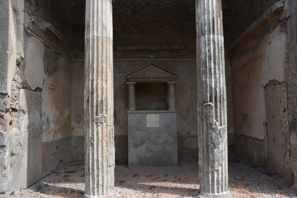 IX.1.20 Pompeii. September 2019. Looking east towards household shrine in east ala 6.
Foto Annette Haug, ERC Grant 681269 DÉCOR