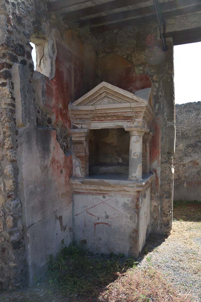 IX.1.22 Pompeii. September 2019.
Room 1, atrium with household shrine in south-east corner.
Foto Annette Haug, ERC Grant 681269 DÉCOR