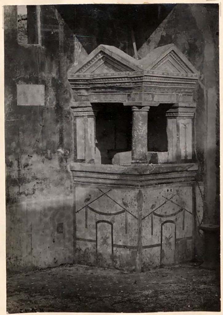 IX.1.22 Pompeii. Pre-1931.
Room 1, lararium in south-west corner, showing painted rectangular panel on east wall.
1931.2456. Photo © Deutsches Archäologisches Institut, Abteilung Rom, Arkiv.
See Warscher, T. Codex Topographicus Pompeianus, IX.1. (1943), Swedish Institute, Rome. (no.117), p. 201.