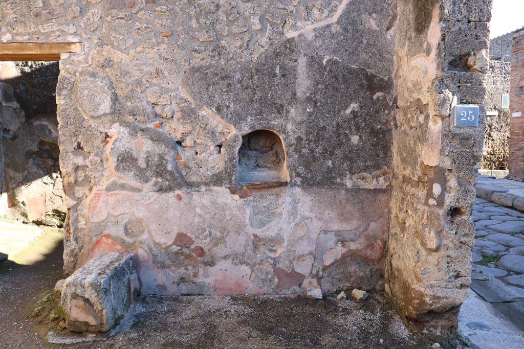 IX.1.25 Pompeii. December 2018. Looking towards east wall with niche. Photo courtesy of Aude Durand.
According to Boyce – In the east wall is an arched niche (h.048, w.0.45, d.0.20, h. above floor 1,0), “la nicchia dei Penati”, according to Fiorelli.
See Boyce G. K., 1937. Corpus of the Lararia of Pompeii. Rome: MAAR 14. (p.80, no.387).
See Pappalardo, U., 2001. La Descrizione di Pompei per Giuseppe Fiorelli (1875). Napoli: Massa Editore. (p.140)