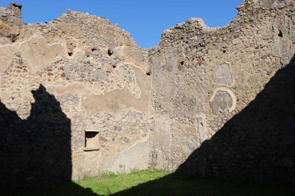 IX.2.5 Pompeii. December 2018. Garden area, looking towards north wall with niche, and east wall. Photo courtesy of Aude Durand.