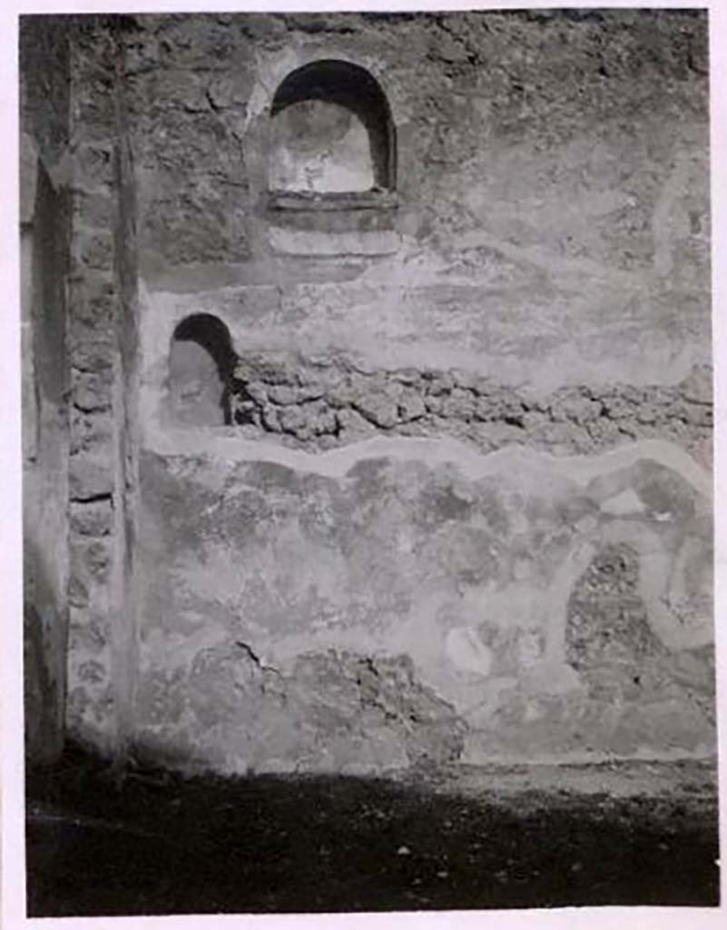 IX.2.17 Pompeii. Pre-1943. Room 1, atrium, looking towards west end of north wall with two niches.
See Warscher, T. Codex Topographicus Pompeianus, IX.2. (1943), Swedish Institute, Rome. (no.90.), p. 171.