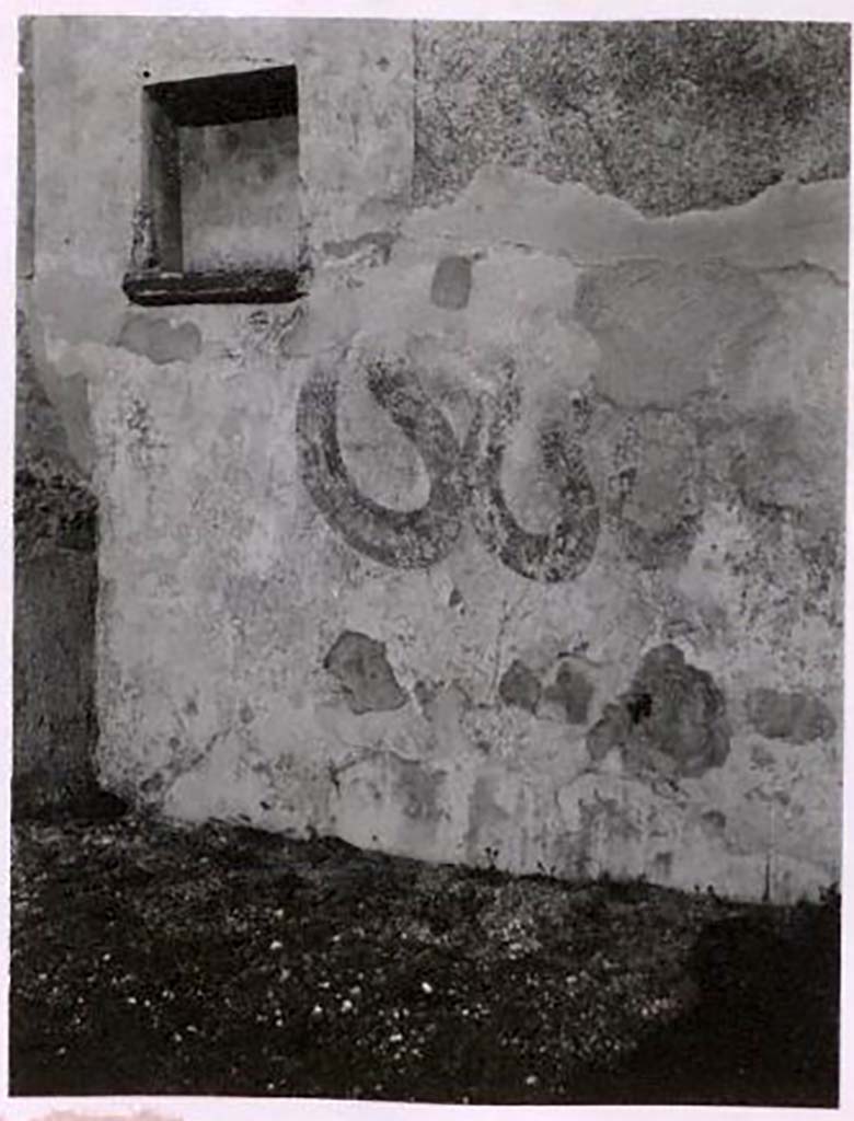 IX.2.18 Pompeii. Pre-1937. Room 11, lararium and niche on north wall of garden area. Photo by Tatiana Warscher
See Warscher, T. Codex Topographicus Pompeianus, IX.2. (1943), Swedish Institute, Rome. (no.106.), p. 186.